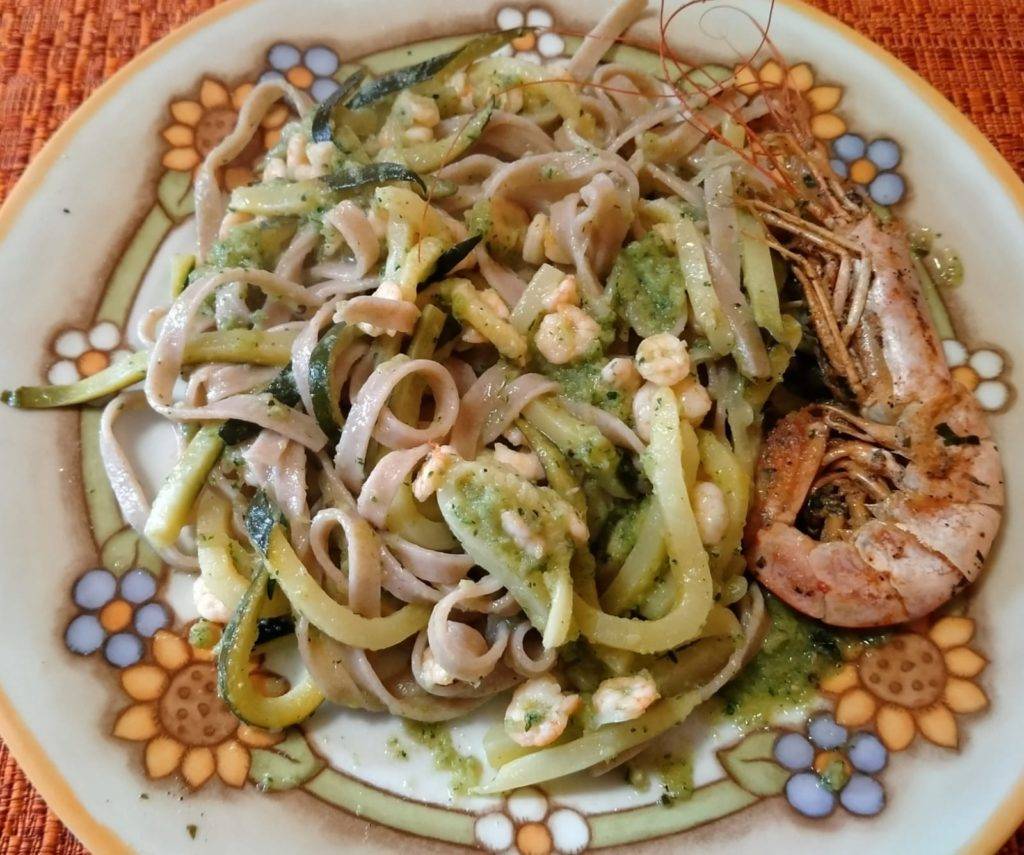 fettuccine zucchine e gamberetti