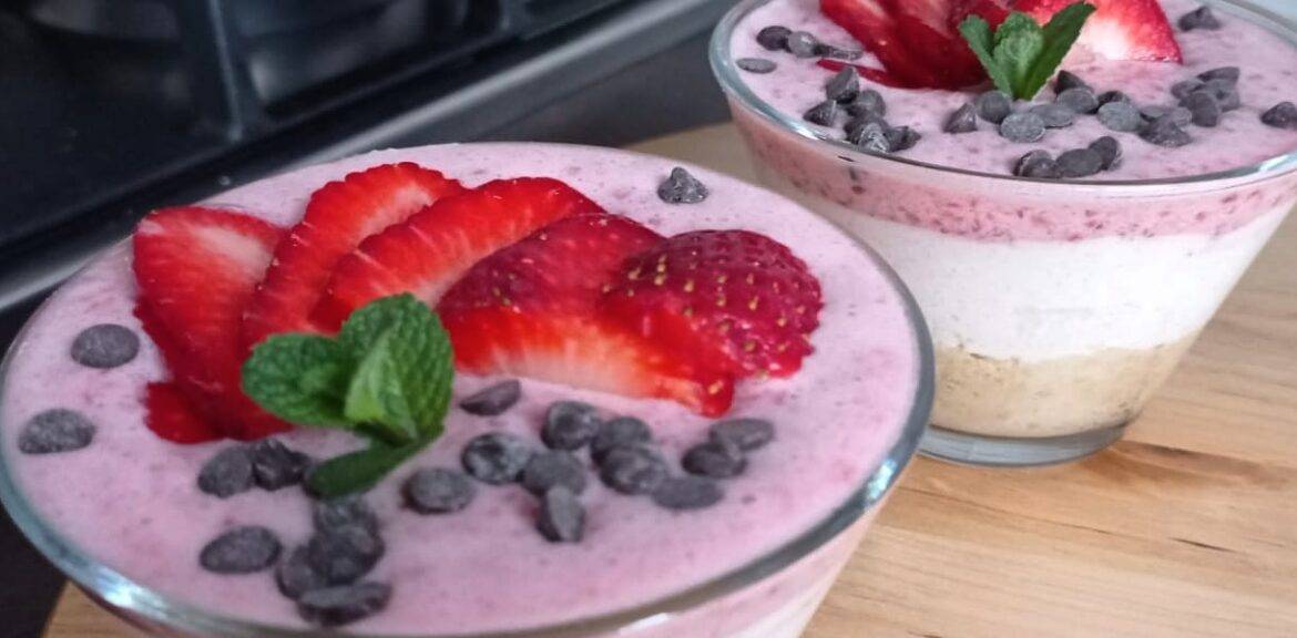 coppette yogurt e mousse di fragole