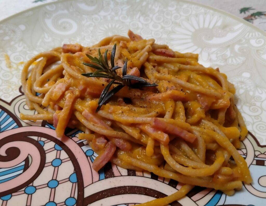 spaghetti in crema di zucca e speck