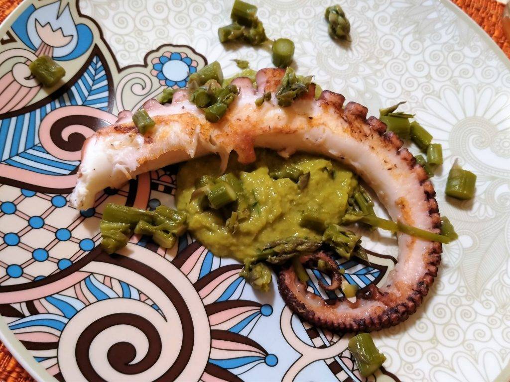 TENTACOLO DI POLPO SU CREMA DI ASPARAGI