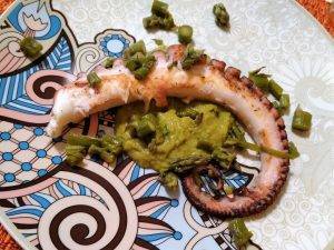 TENTACOLO DI POLPO SU CREMA DI ASPARAGI
