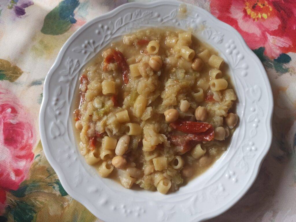 minestrone con cavolo verza e pomodori secchi