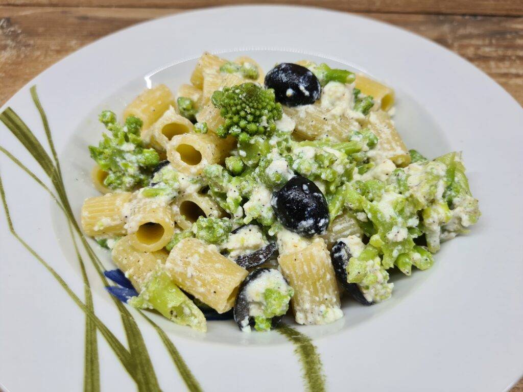 mezze maniche in crema di cavolo romanesco e ricotta