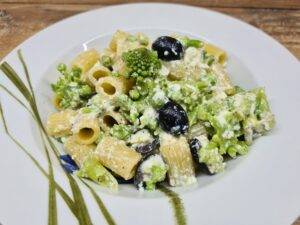 mezze maniche in crema di cavolo romanesco e ricotta