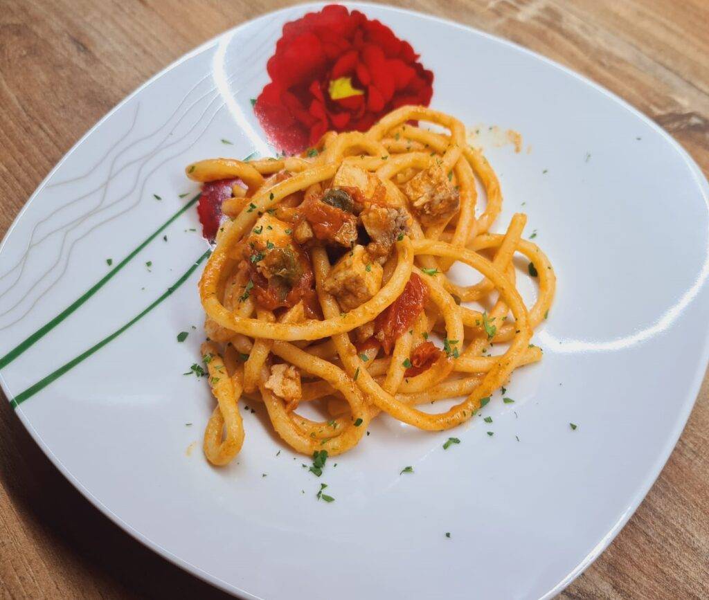 Strangozzi con pesce spada e capperi