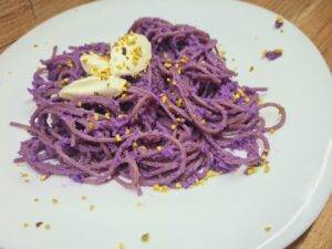spaghetti in crema di cavolo viola philadelphia e granella di pistacchi