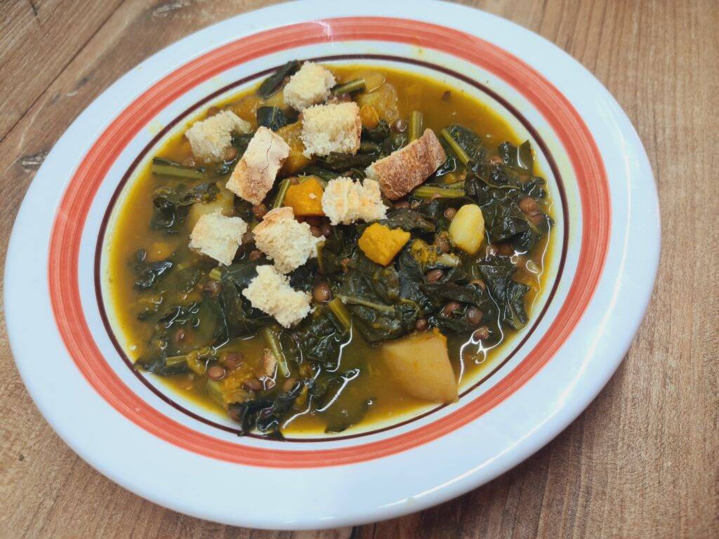 zuppa di lenticchie zucca e cavolo nero