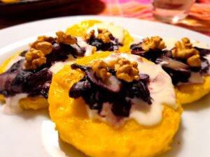 MEDAGLIONI DI POLENTA STRACCHINO RADICCHIO E NOCI