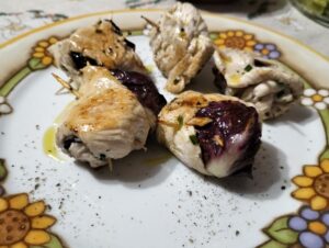 Involtini di pollo radicchio e prugne secche