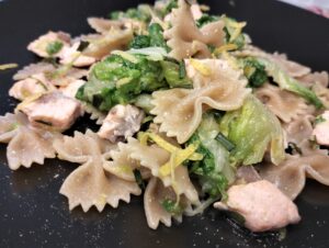 farfalle con scarola salmone e scorza di limone