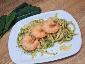 linguine al pesto di cavolo nero e gamberi