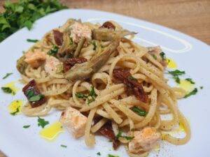 linguine salmone carciofi e pomodori secchi