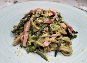 Chitarrine asparagi e speck