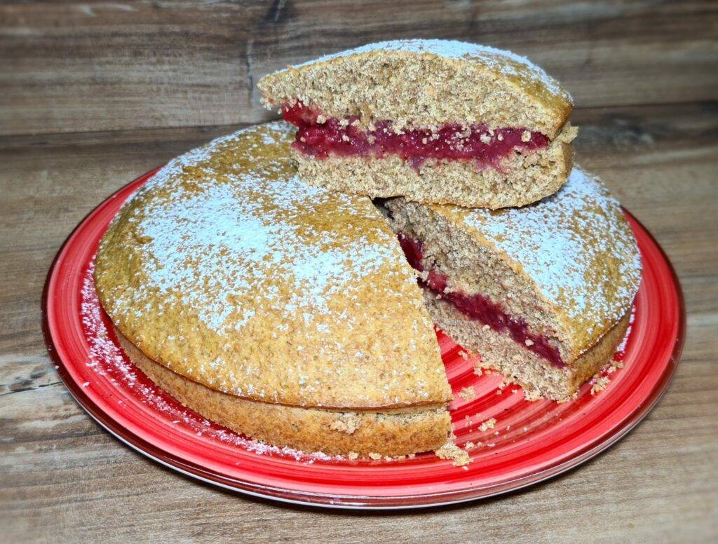 torta farcita con crema di fragole