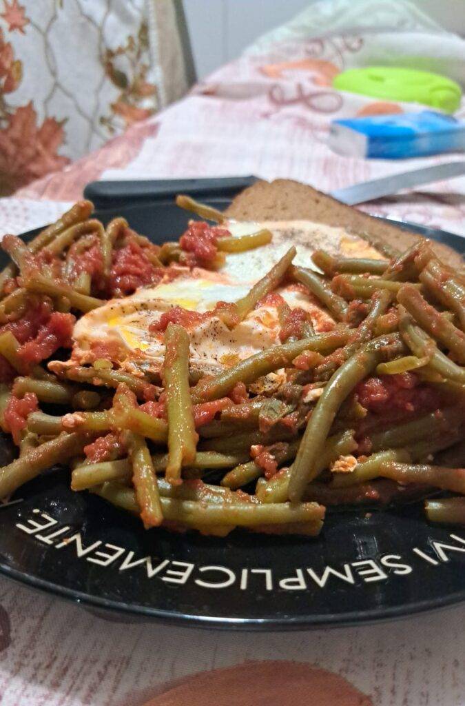 uova occhio di bue e fagiolini al pomodoro