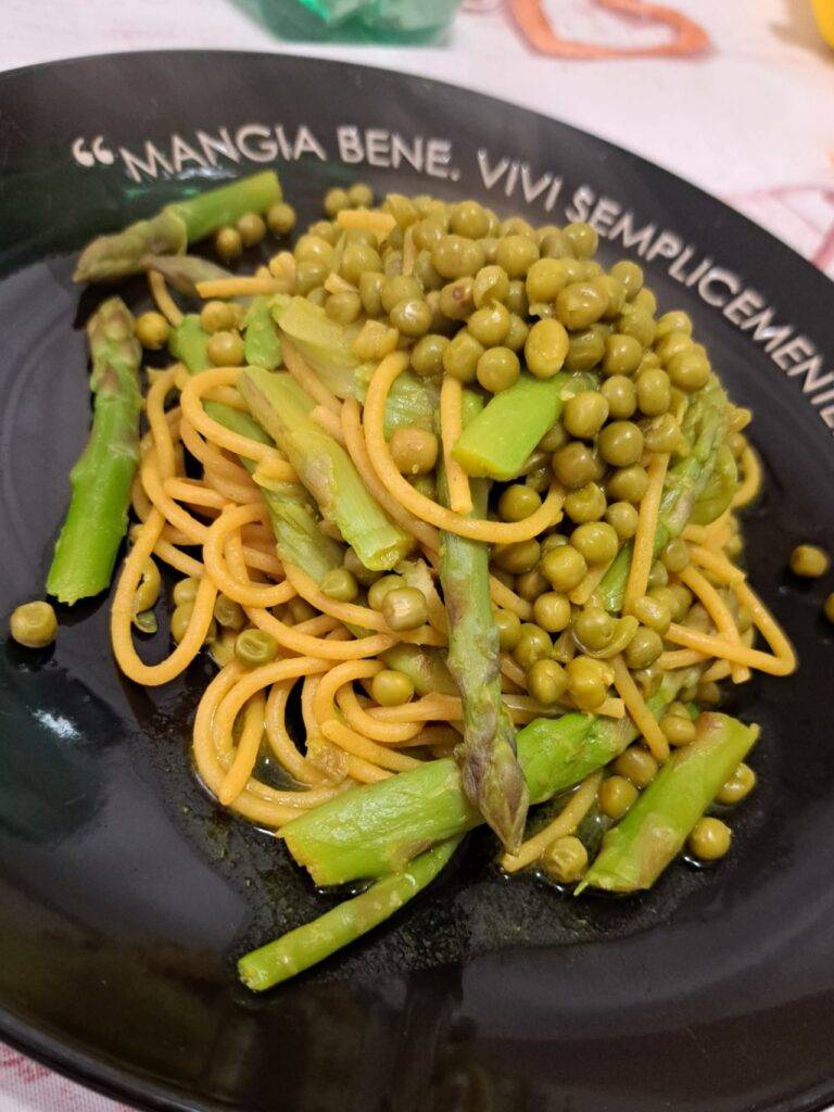 LINGUINE ALLO ZAFFERANO CON ASPARAGI E PISELLI
